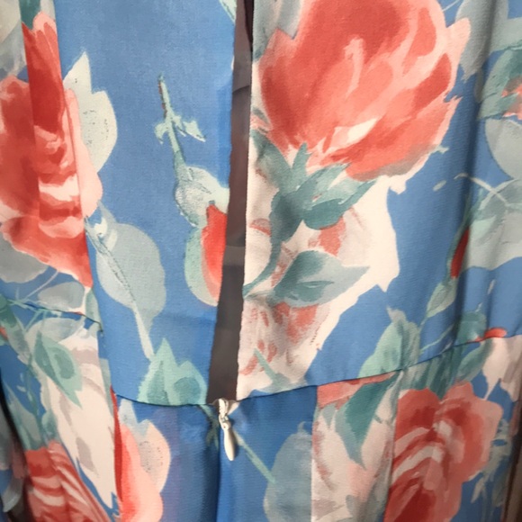Gorgeous lightweight floral dress. Size medium - Picture 8 of 8